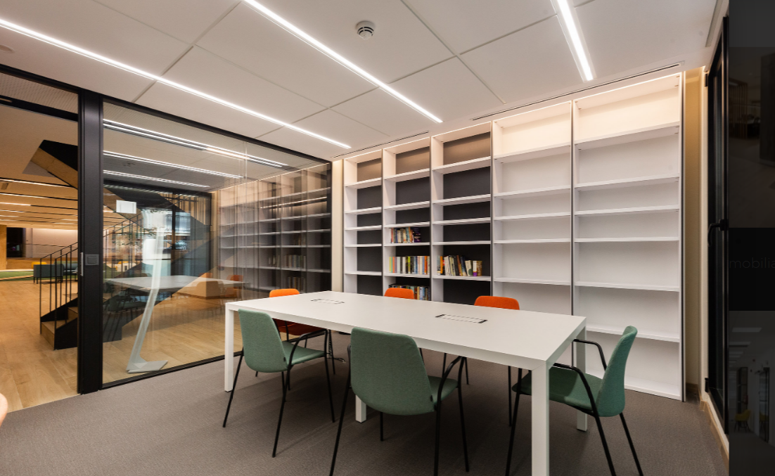 Biblioteca con estanterías a medida Tegar en proyecto contract de colegio mayor - Valencia