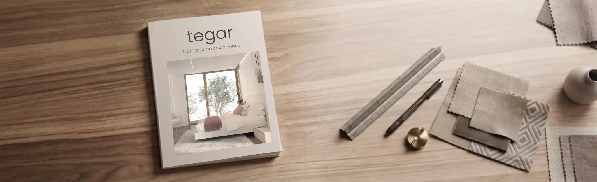Catálogo Tegar sobre mesa de madera con escalímetro y muestras para profesionales - Valencia