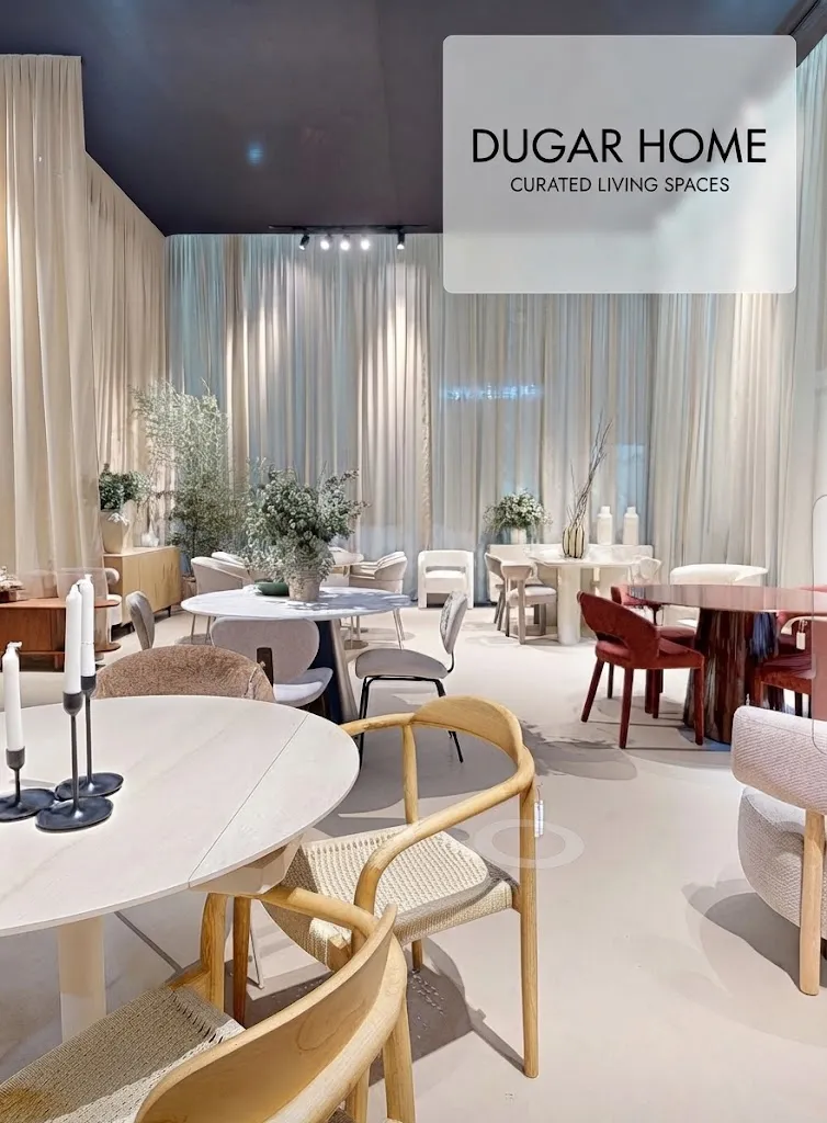 Showroom de Dugar Home en Valencia con sillas y mesas