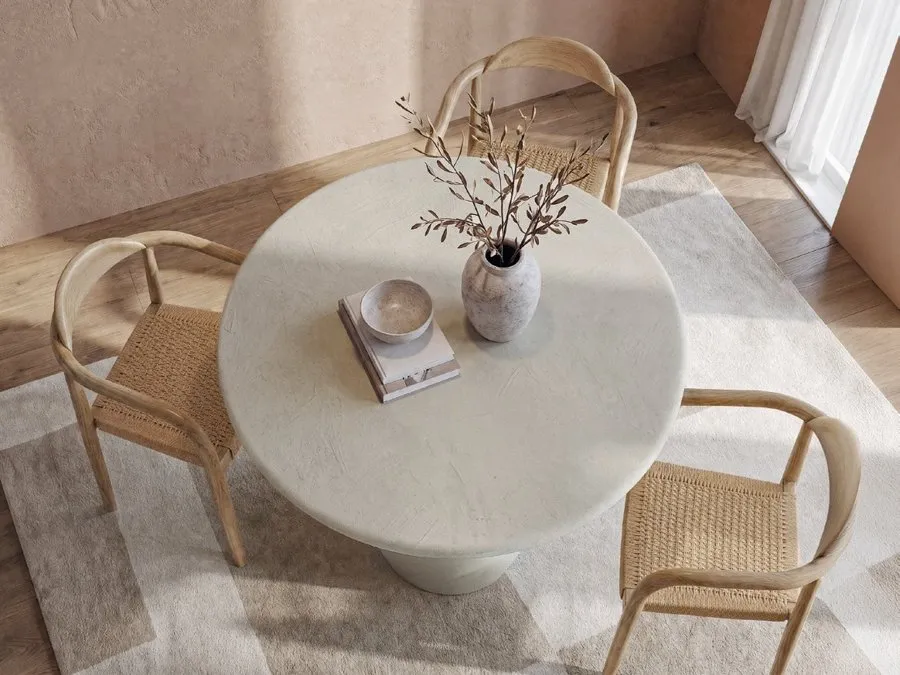 Mesa y sillas Dugar Home en showroom de Valencia